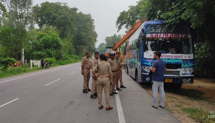 बाराबंकी: डबल डेकर बस में ट्रक ने मारी टक्कर, दर्दनाक हादसे में चार की मौत, 14 घायल